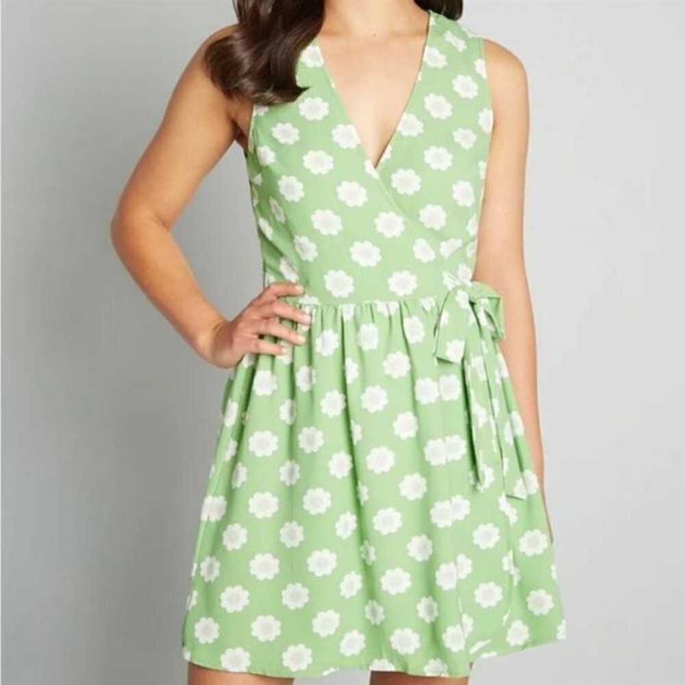 Modcloth Pose Without Saying Wrap Dress Green Floral Medium NWT