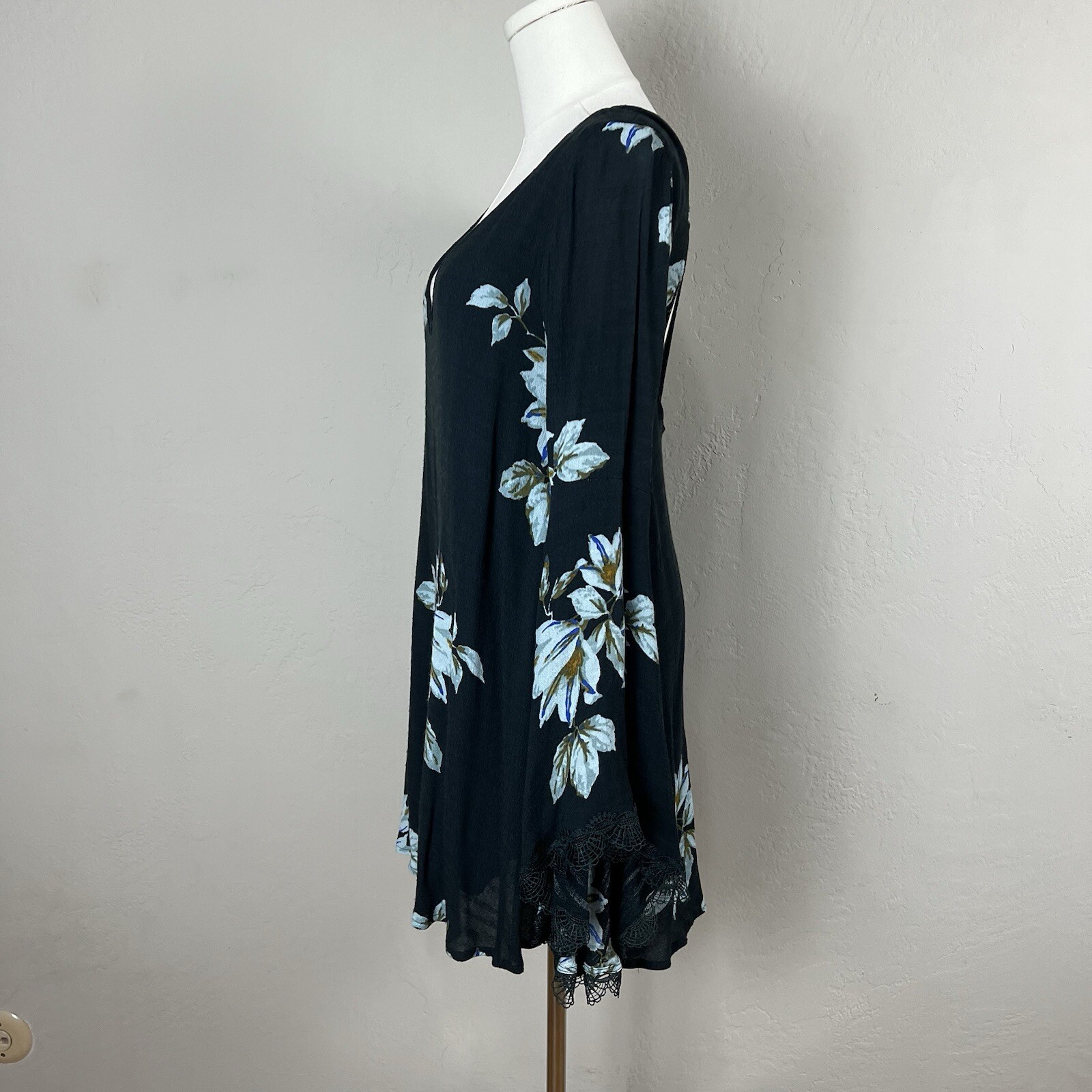 Free People Wanderer Mini Dress Gray Floral Cutout Long Bell Sleeve Lace Size XS