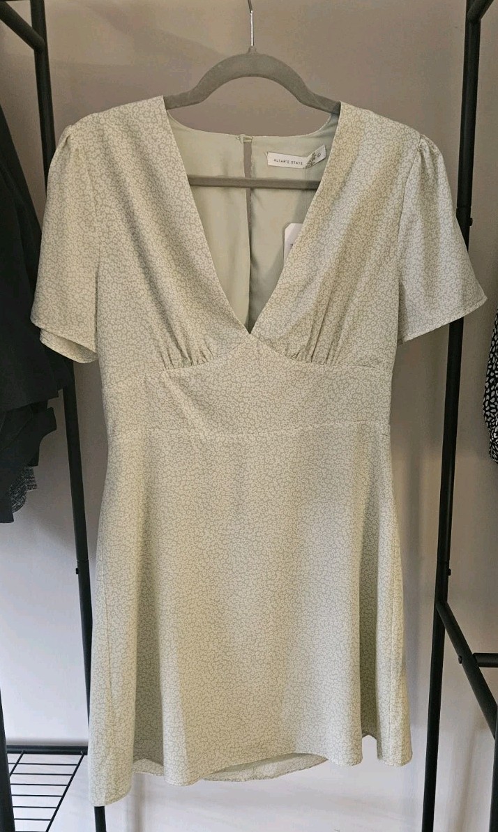 Altar’d State Light Green White Floral V-Neck Cutout Mini Dress Short Sleeve L