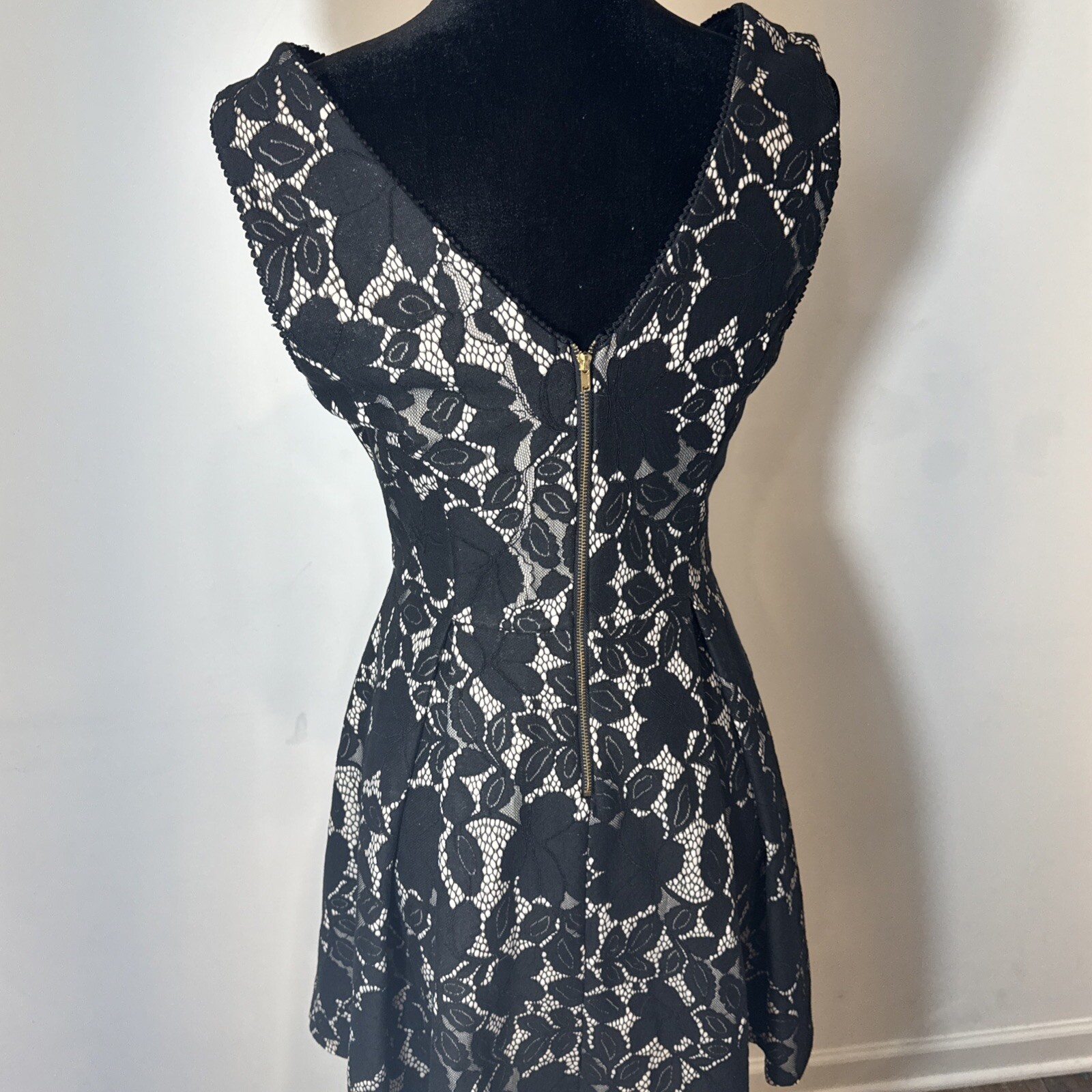 She+Sky dress Size medium Very Classy Dress