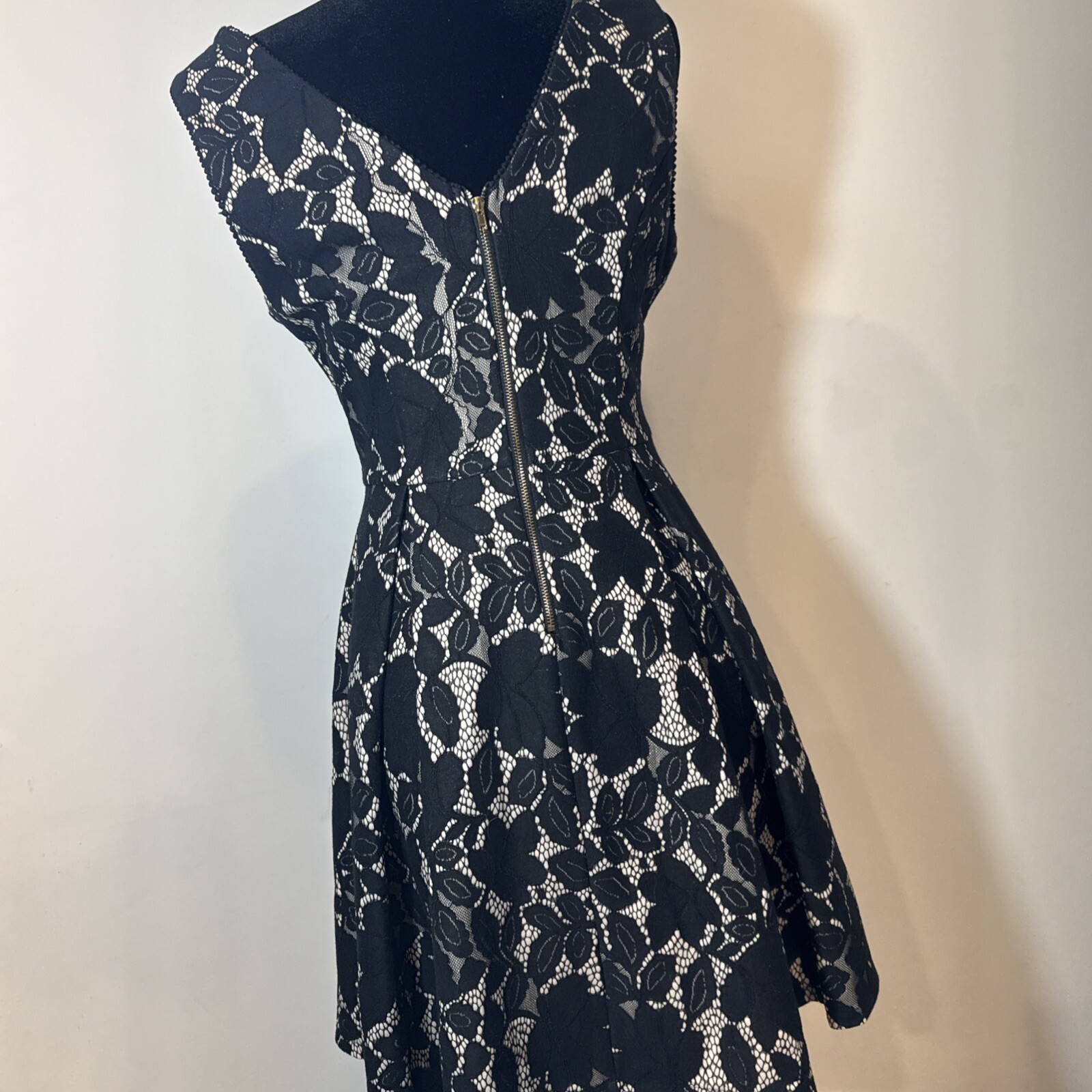 She+Sky dress Size medium Very Classy Dress