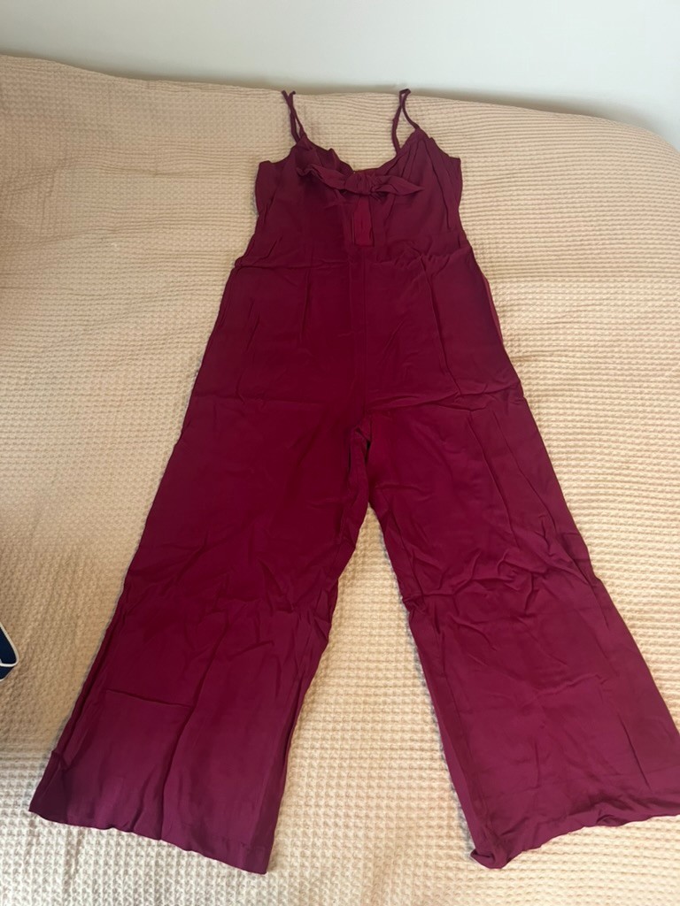 Tobi Jumpsuit with cut out and bow front – Dark Red, Size Large