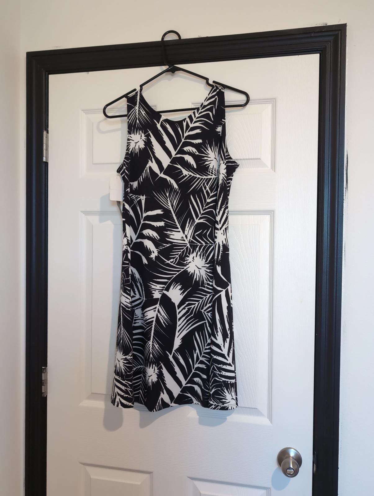 Small NWT black and white tropical dress