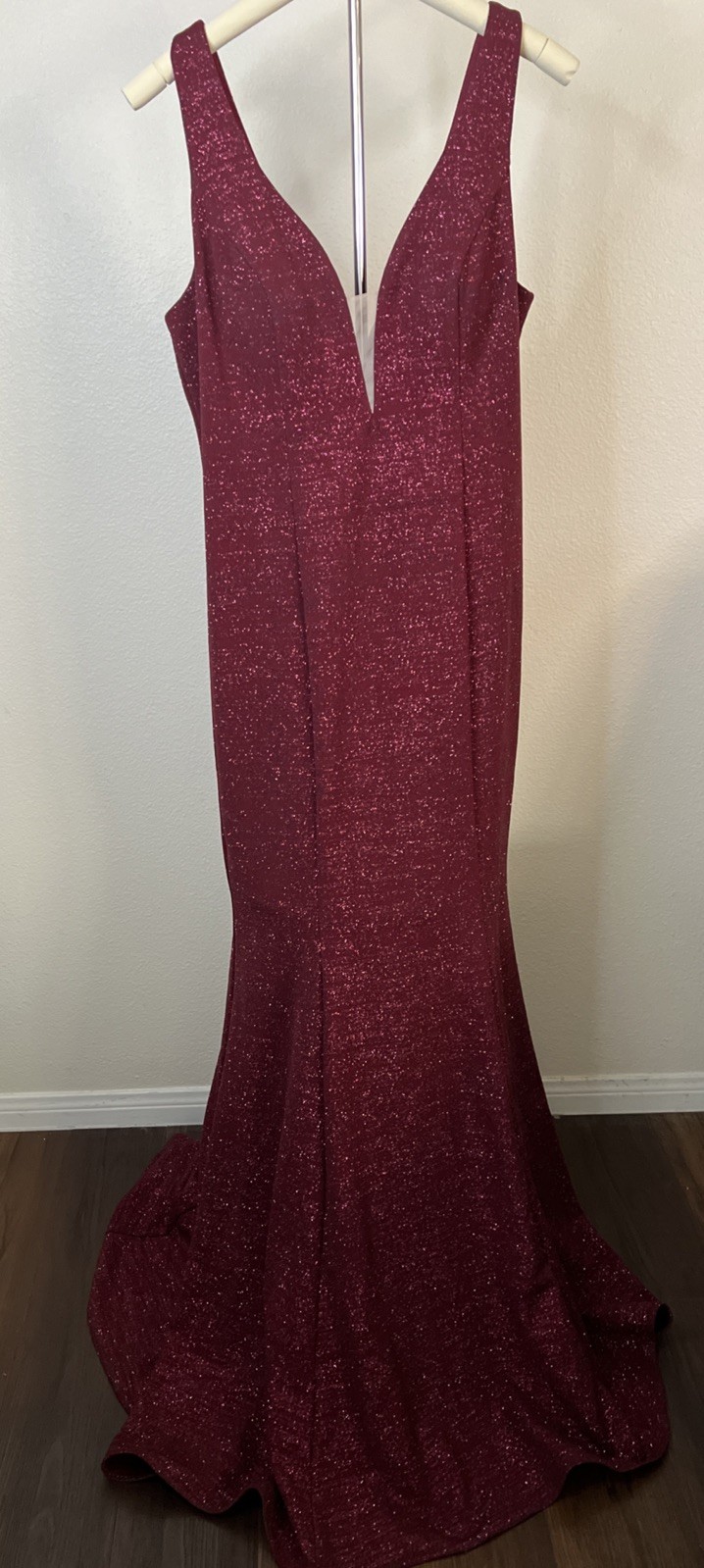 XSCAPE Elegant Burgundy Evening Gown Perfect for Any Formal Occasion Size 14