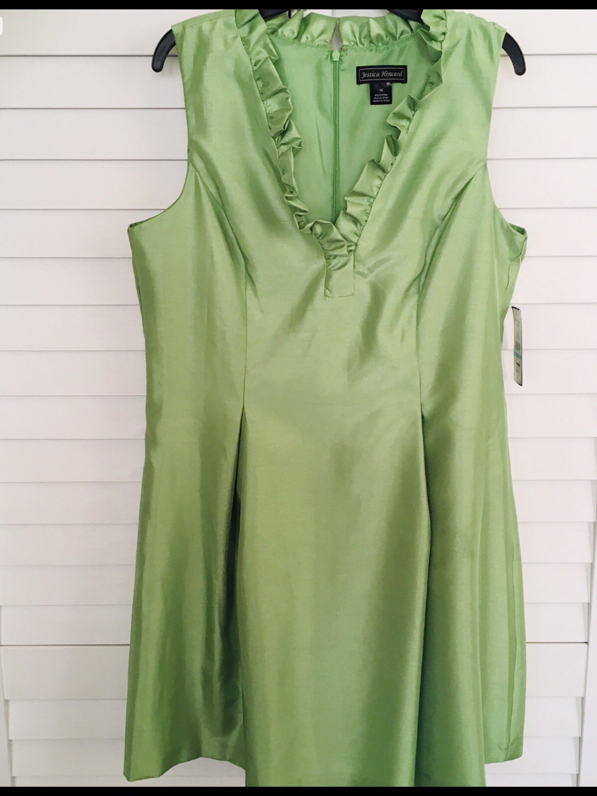 Jessica Howard Woman’s Size 16 Green W/Slight Satin Look Sleeveless Dress NWT