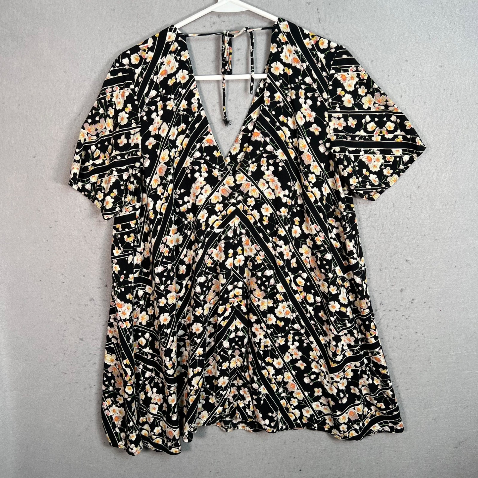 Motel Black Floral V-Neck Short Sleeve Mini Dress Large 100% Viscose