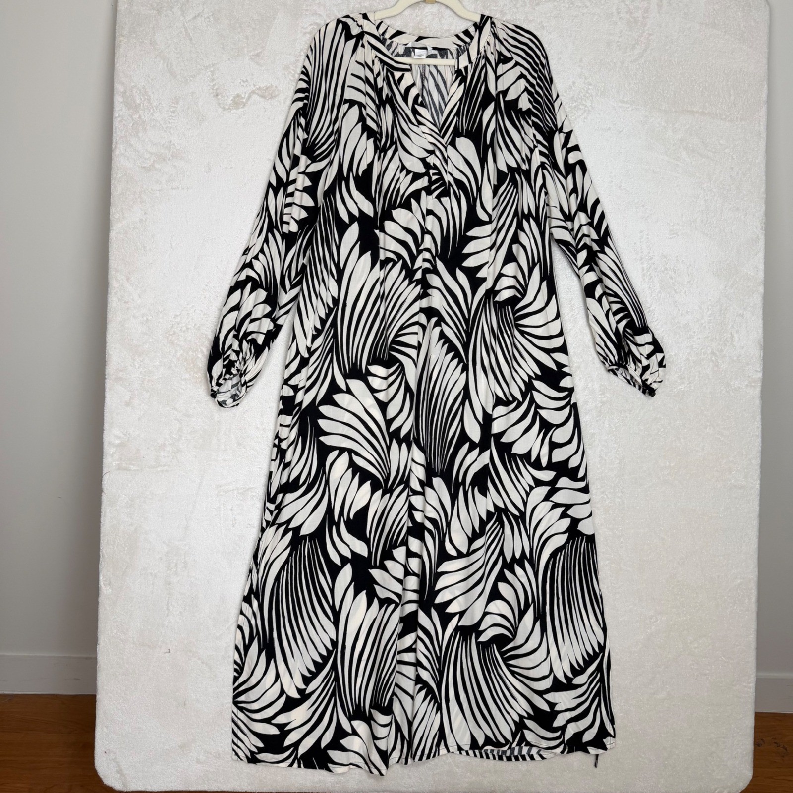 HM Womens Black White Abstract Leaf Print V-Neck Maxi Dress Size L Resort Wear