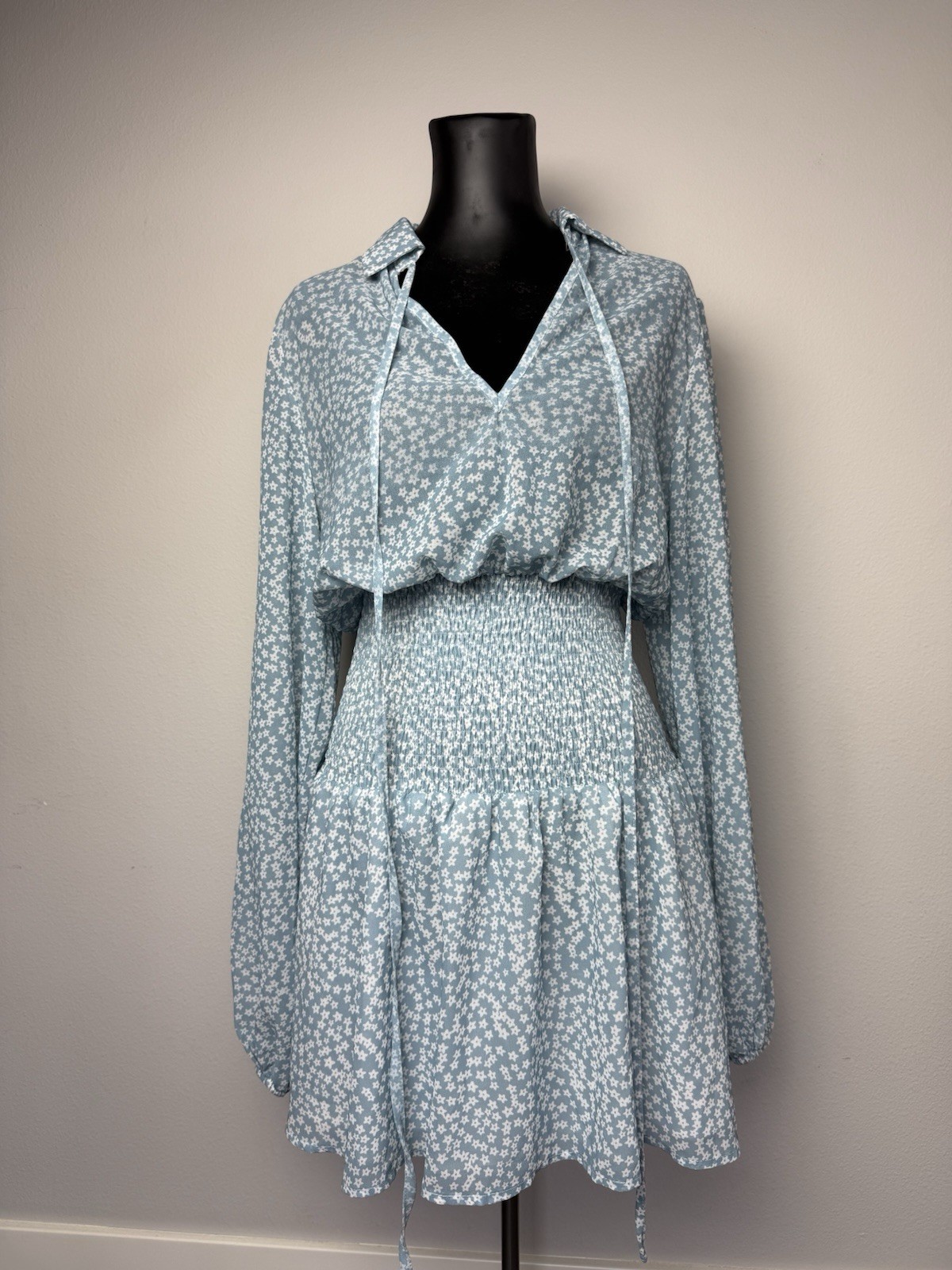 Women’s Blue Floral Long Sleeve V-Neck Mini Dress Size Large Smocked Waist