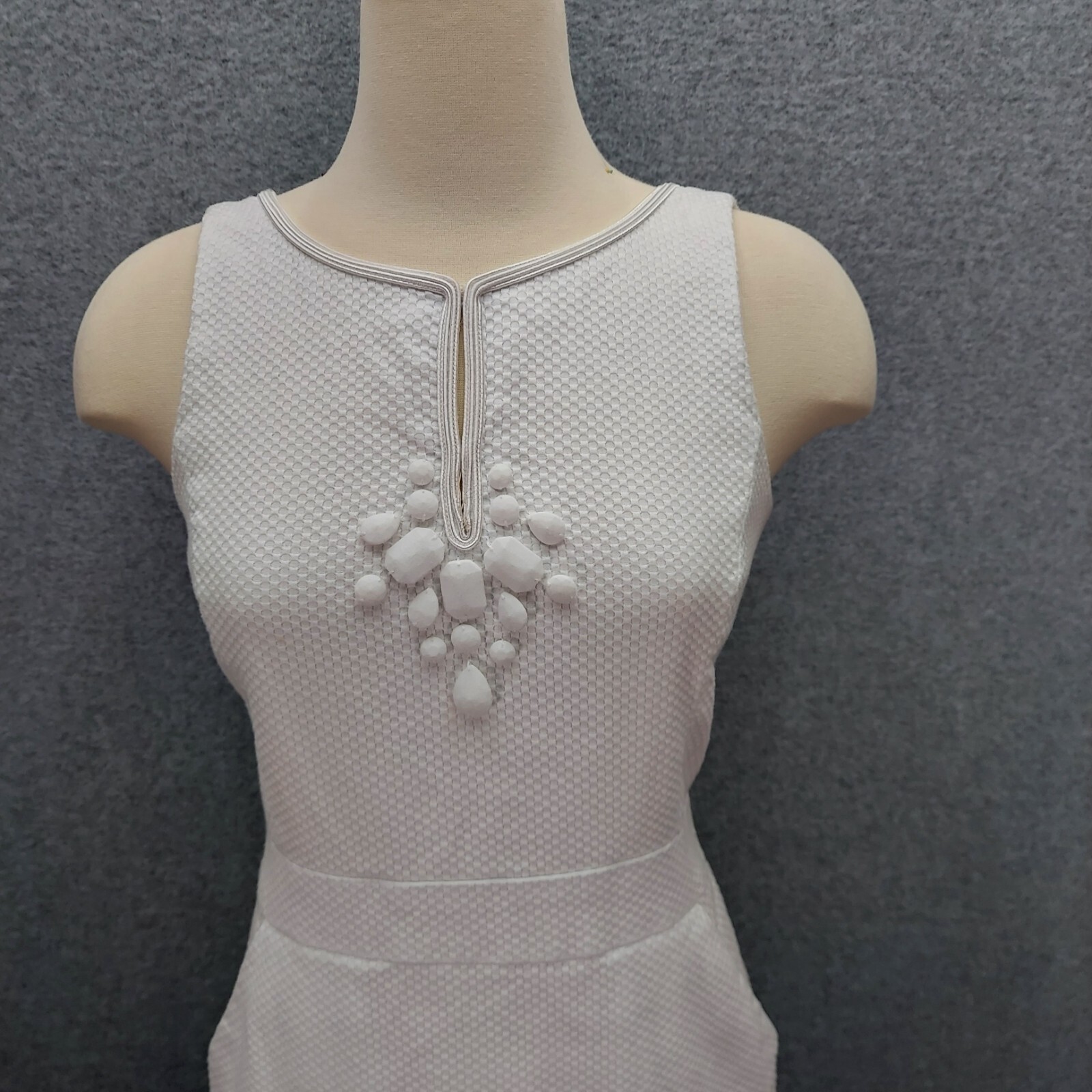 C. Wonder Dress Womens SZ 4 White Sleeveless Quilted Pockets Faux Necklace