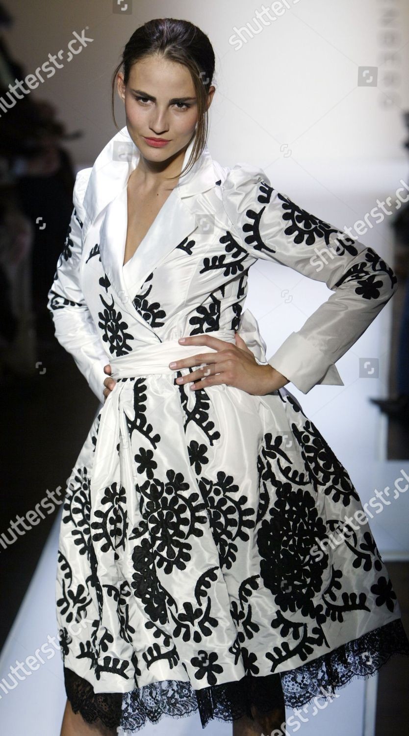 Diane von Furstenberg Fall 05 Runway Tafetta Wrap Coat Dress 8 Ivory/Black
