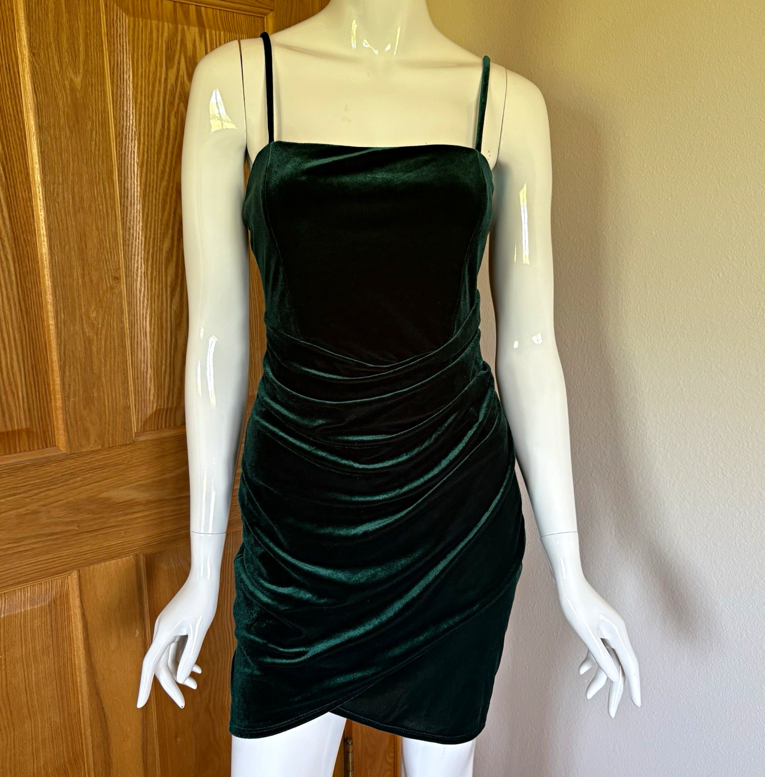 Windsor Women’s M Green Velvet Ruched Spaghetti Strap Mini Dress GD14399C