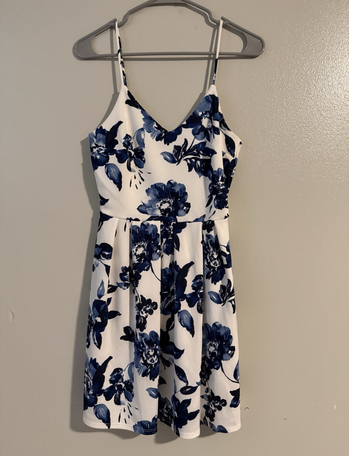 Monteau Los Angeles Women’s White/Blue Floral Fit & Flare V-Neck Strappy M