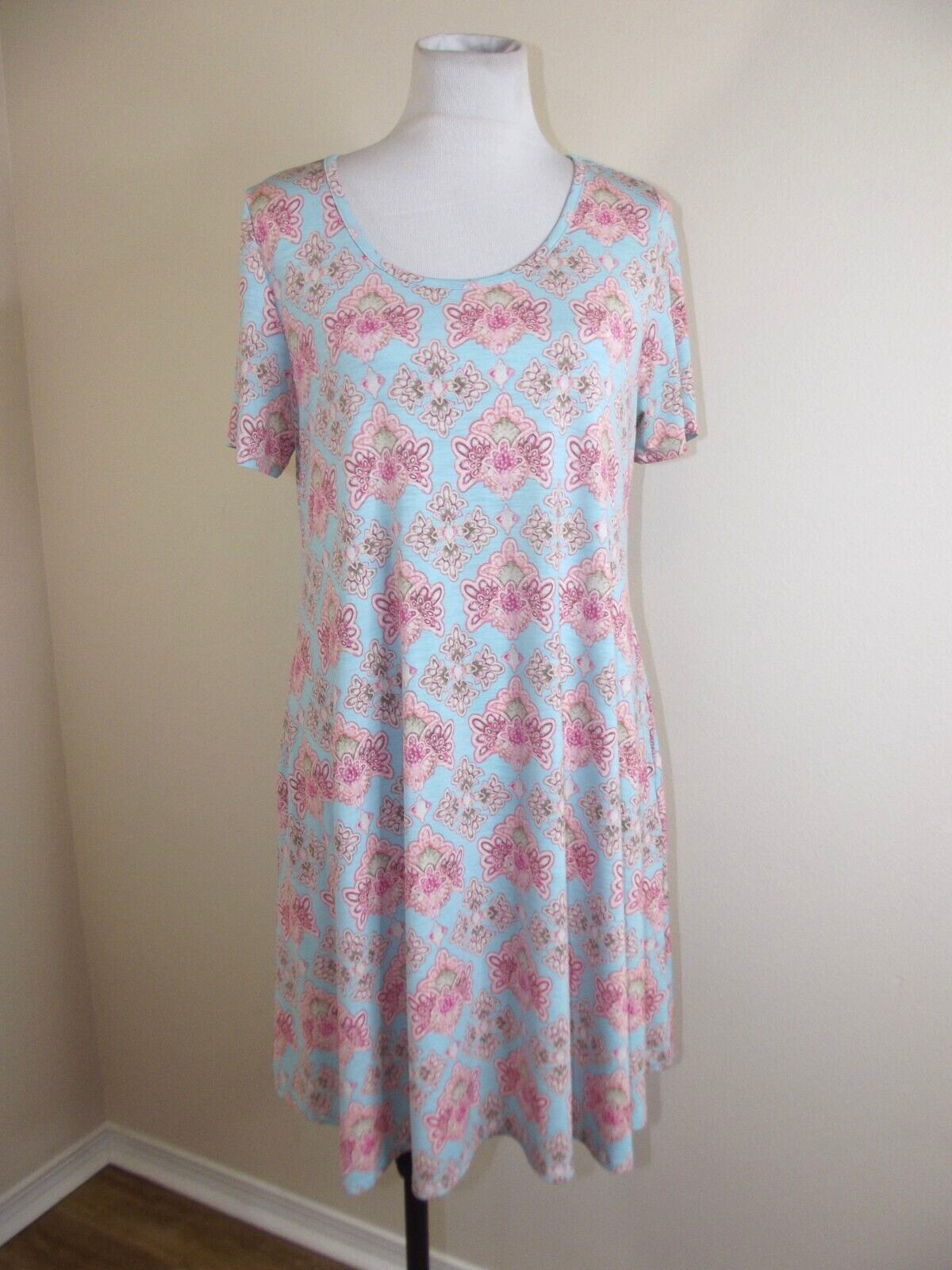 HoneyMe Stretchy Shift DRESS – Size MEDIUM – Light Blue Fleur de Lis Print