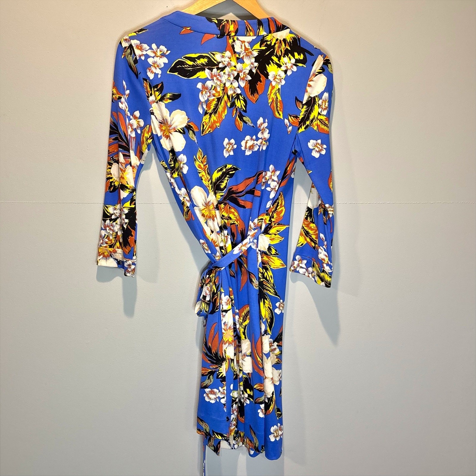 Diane Von Furstenberg Bold Floral Print Silk Jersey Wrap Dress – size 8