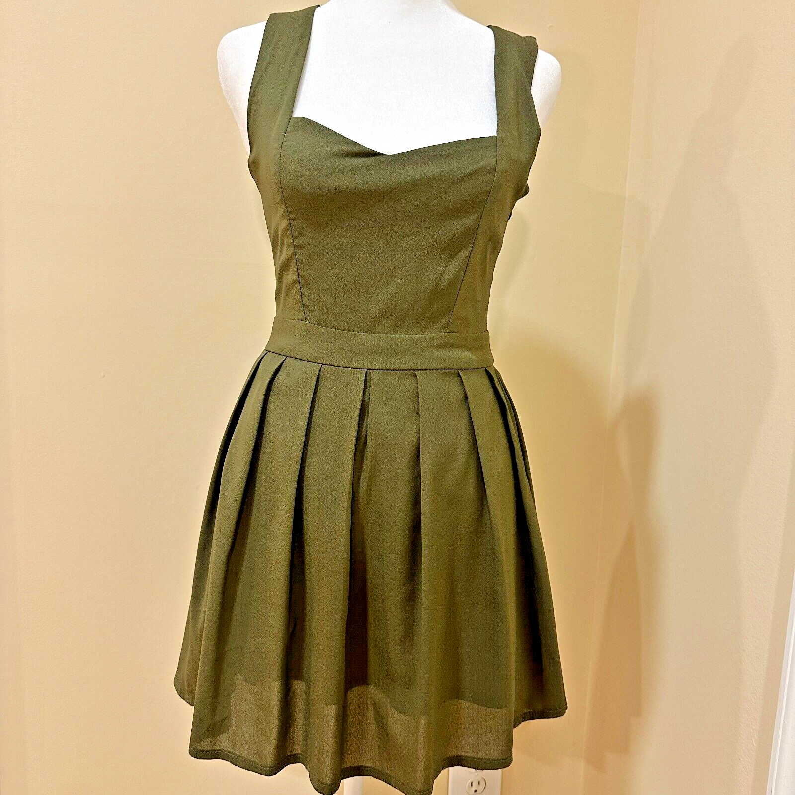 TILLY ANNE Olive Green Mini Sleeveless Lined Pleated Dress Cut Out Back Sz S