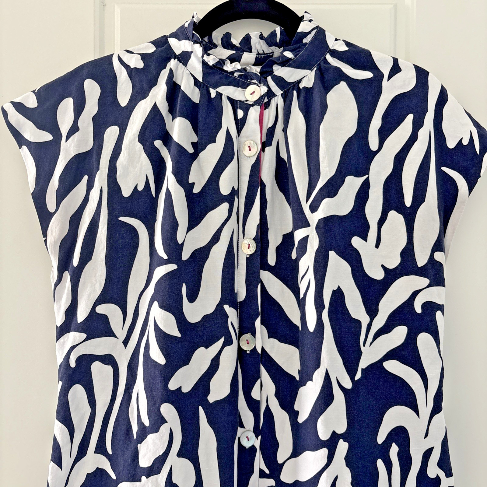 THML Shift Dress Medium Navy White Abstract Leaf Ruffle Button Pockets MockNeck