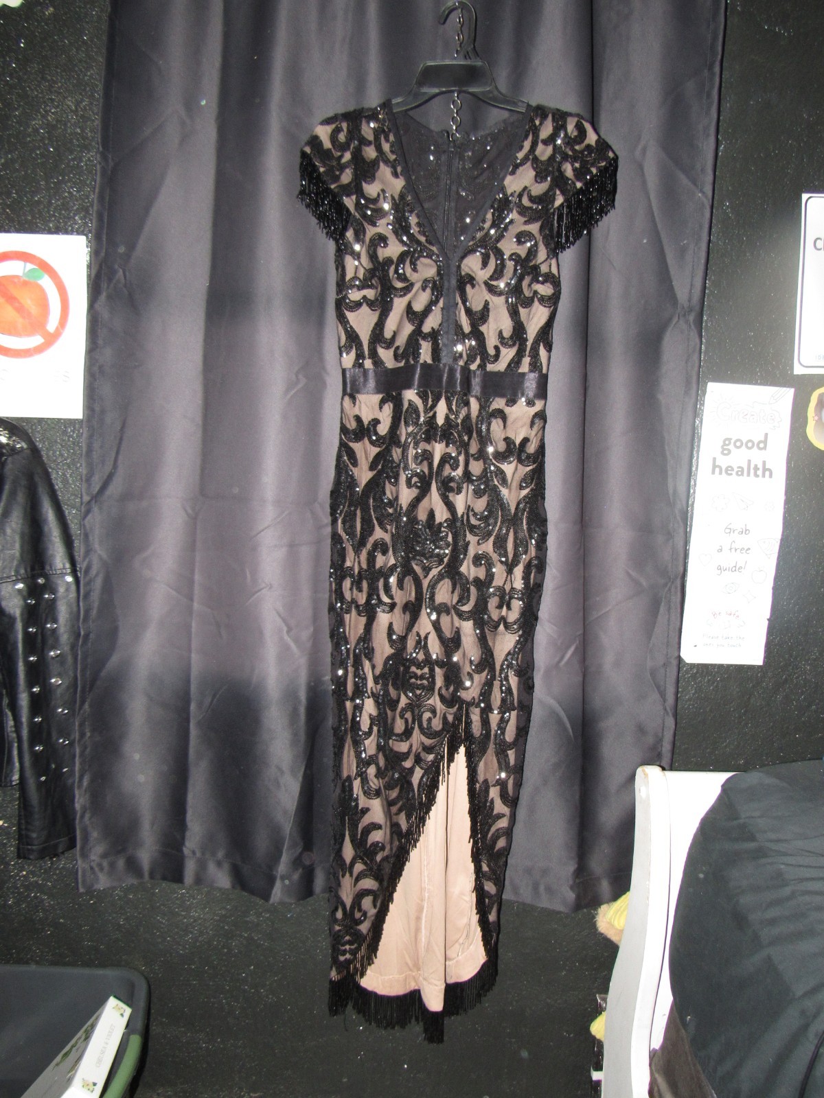 Black/Beige Beaded Sequin Fringe Long Sheath V-Neck Formal Dress Size 6