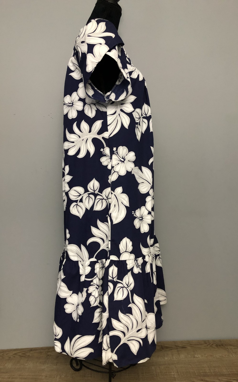 VTG Royal Creations M Navy Blue White Tropical Floral Hawaiian Muumuu Dress USA