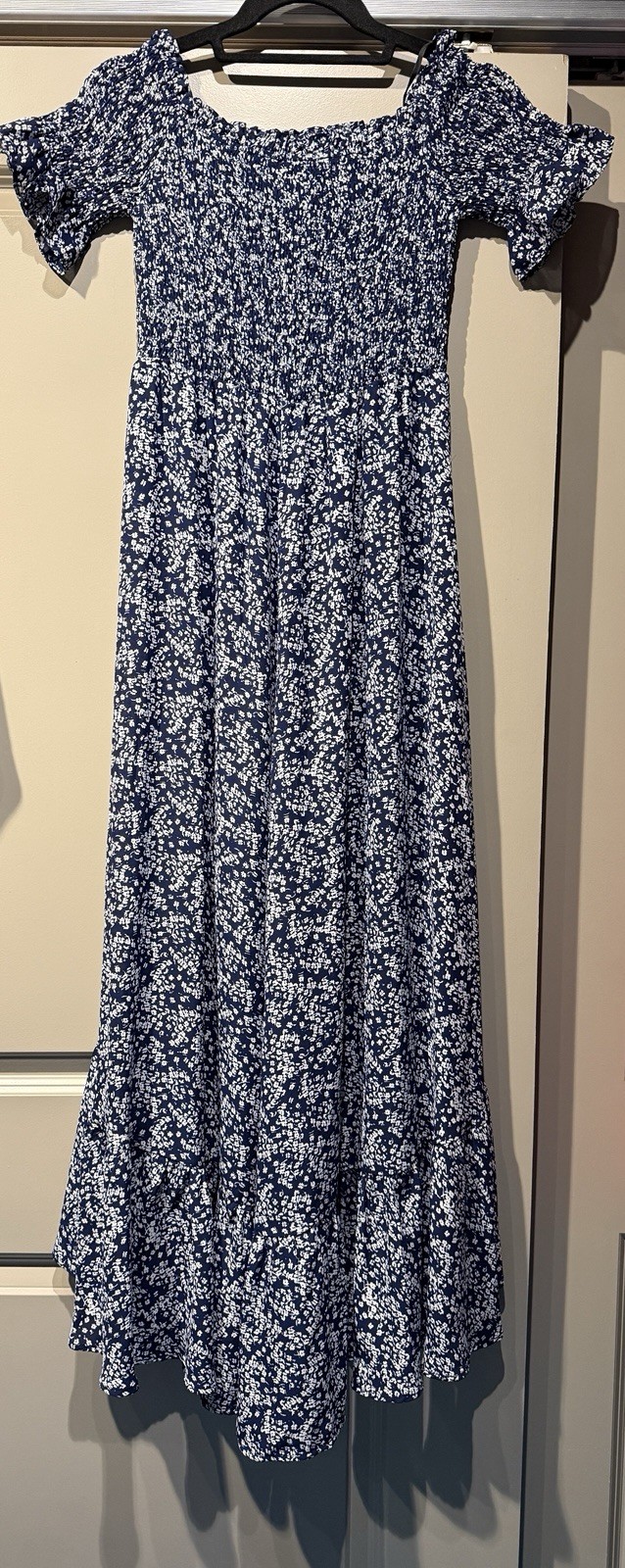 Lulus blue & white floral off shoulder smocked maxi dress – size S – slit – EUC
