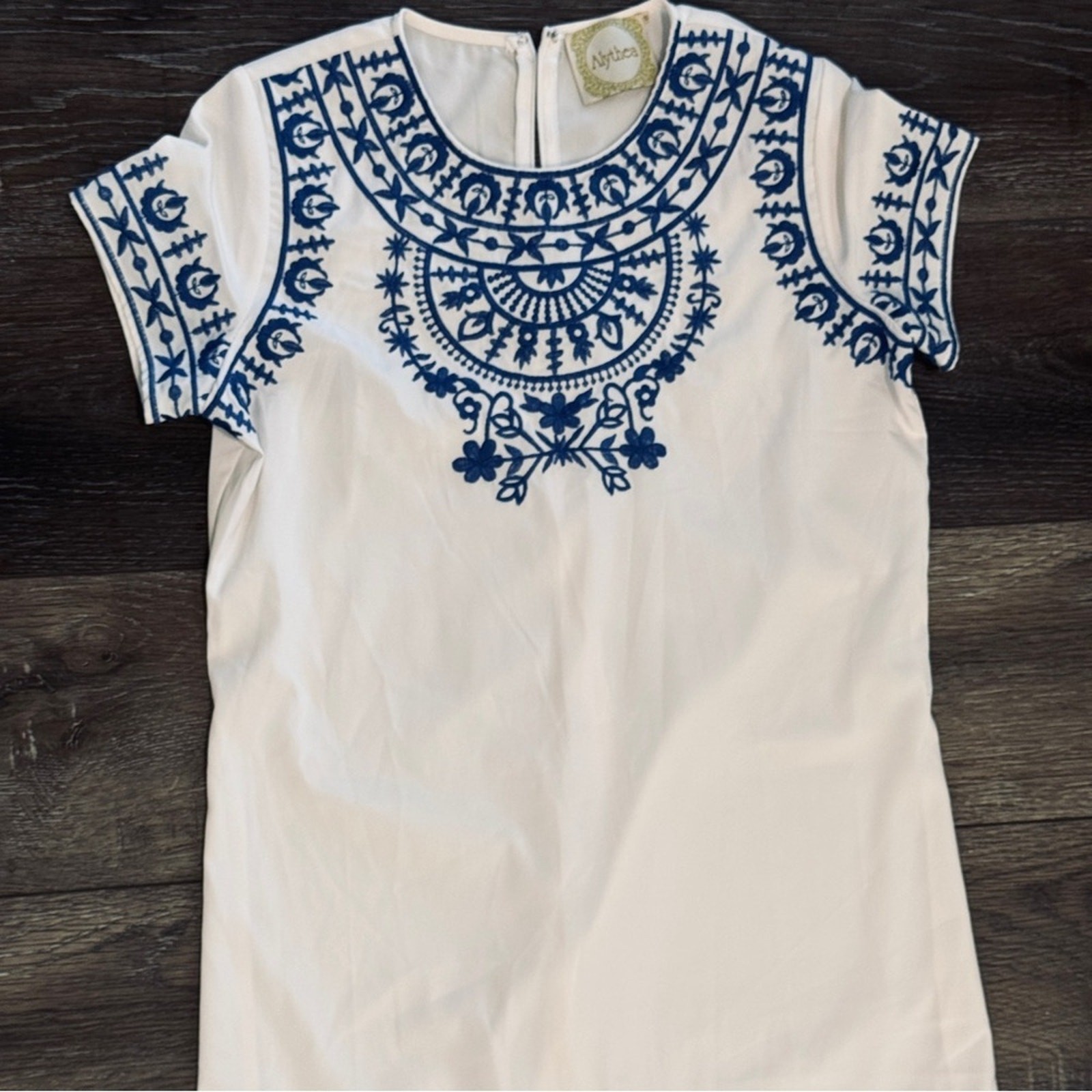Alythea White & Blue Embroidered Shift Dress – Size Small