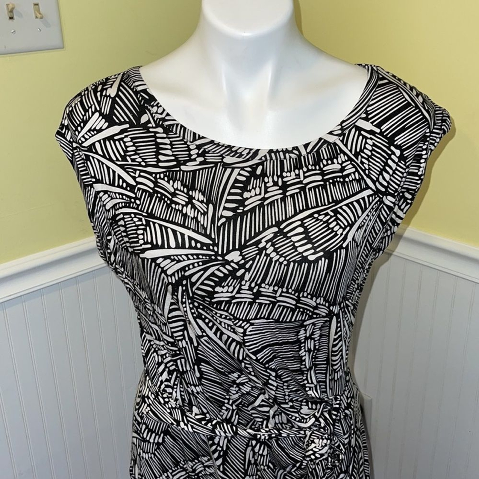 Spense Ladies black and white print sheath dress. Size large.