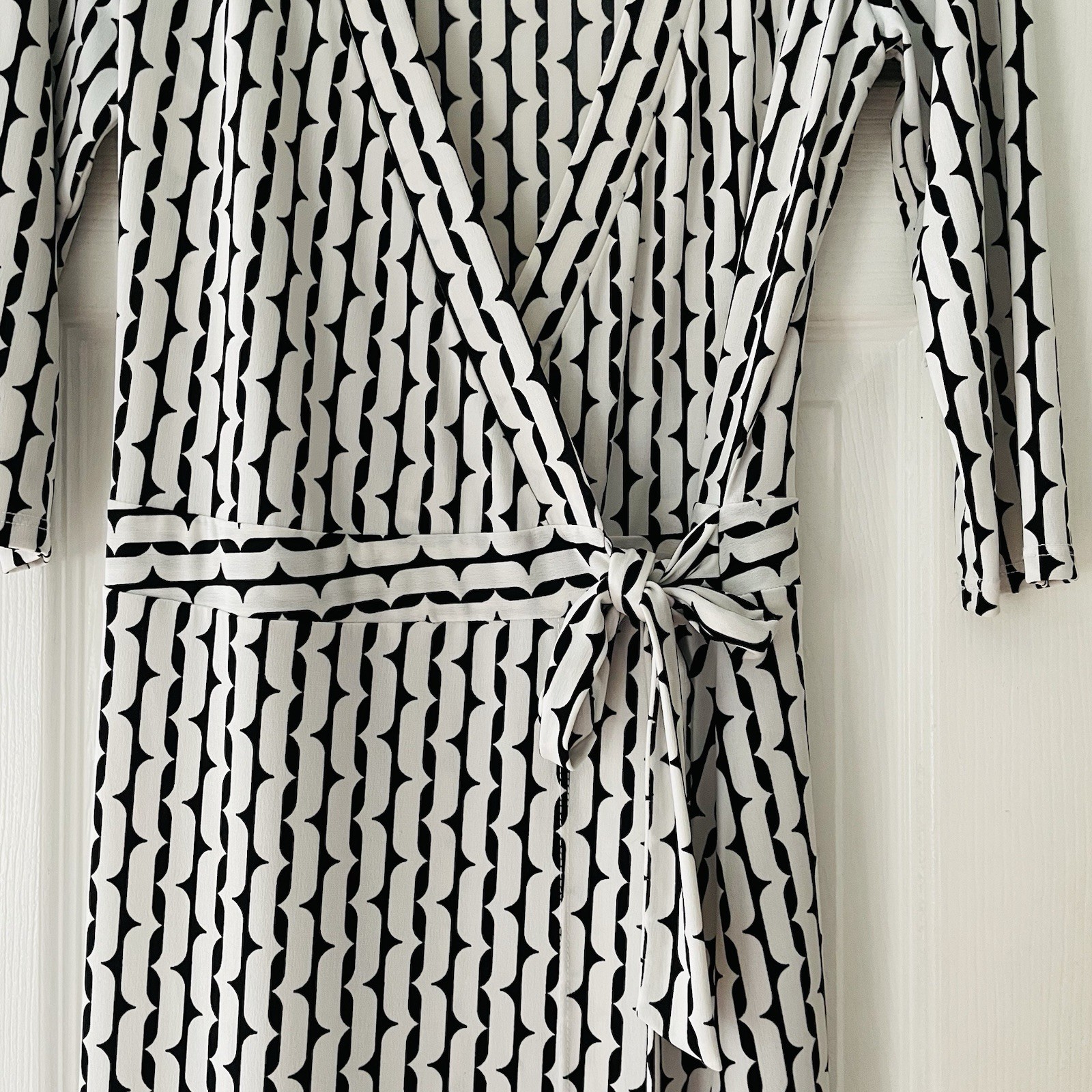 Bisou Bisou Women Size 8 Black Patterned Chain Link Midi Wrap Dress