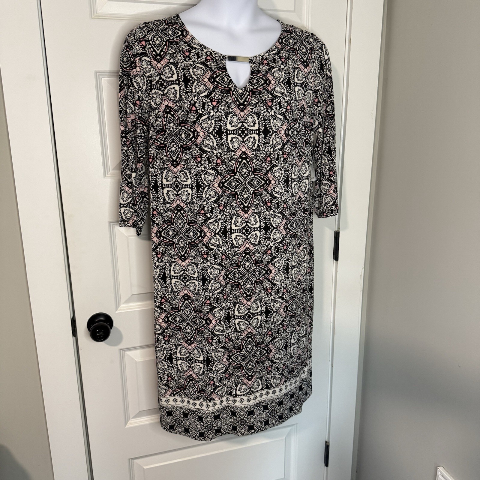 Roz & Ali Women’s black, white, and pink medallion Shift Dress Size 1X