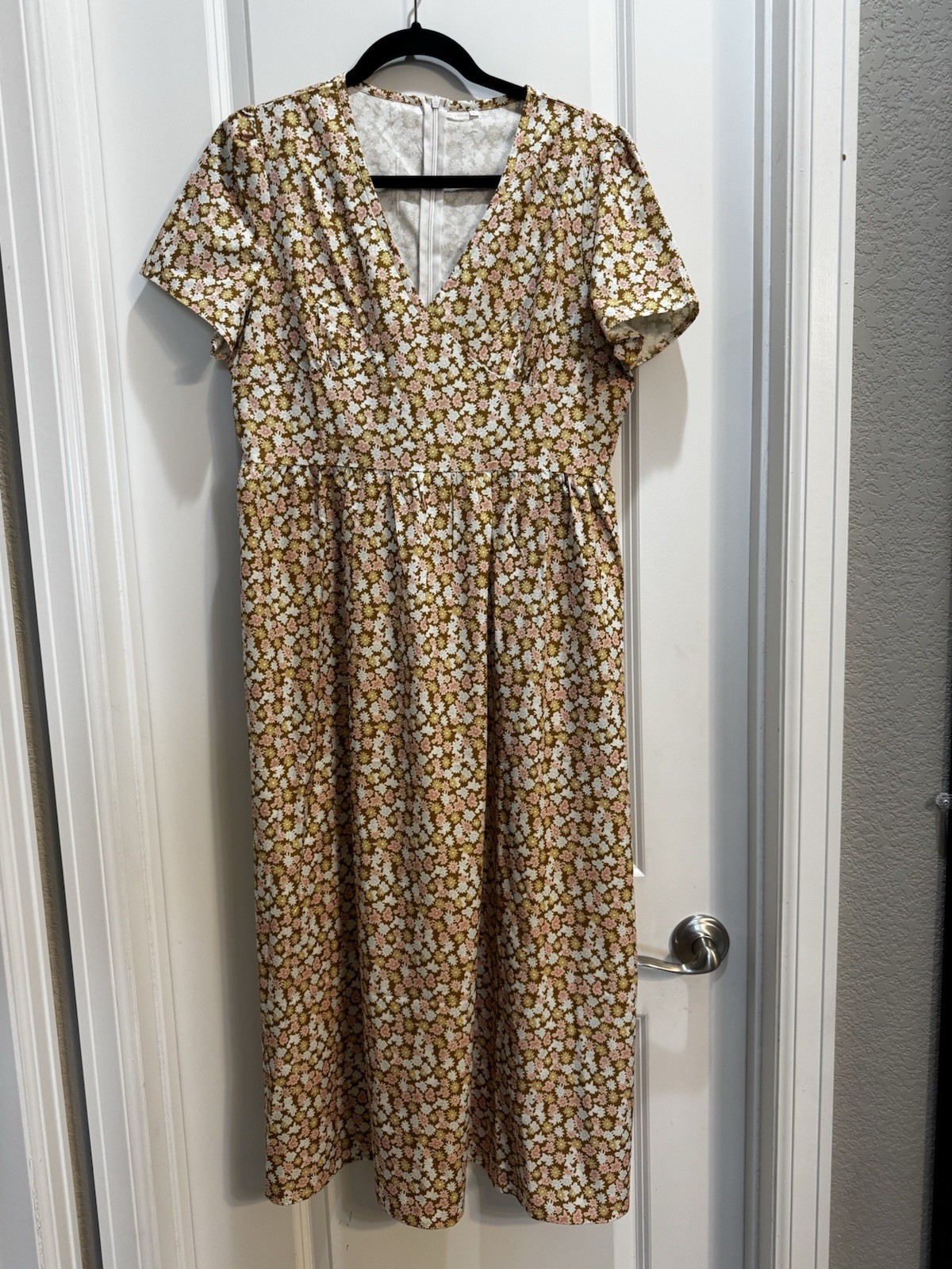 Beige Floral maxi Dress Large Back Zipper Vneck Short Sleeves Slide Pockets
