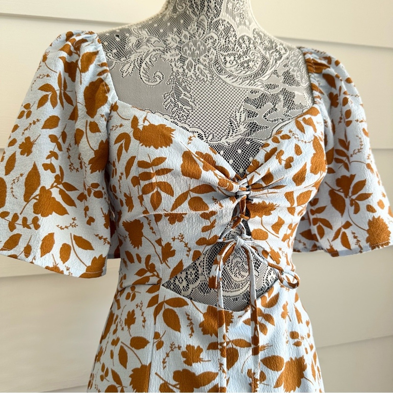 ASTR LACE UP FLUTTER SLEEVE CUT OUT MIDI DRESS BLUE BROWN FLORAL size S