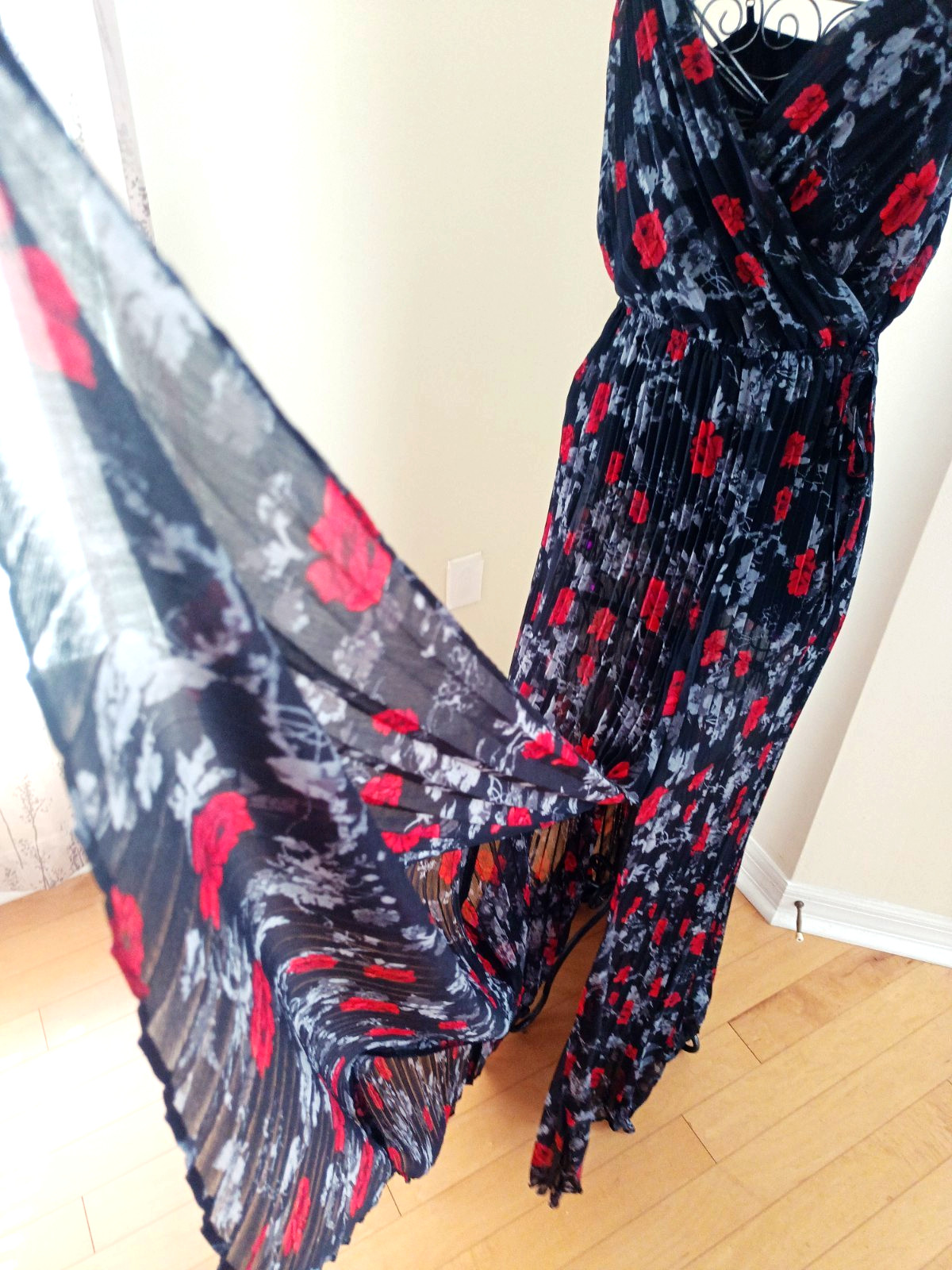 NEW Ali & Jay Pleated Adjustable Straps Maxi Dress Lined M Black Floral Print