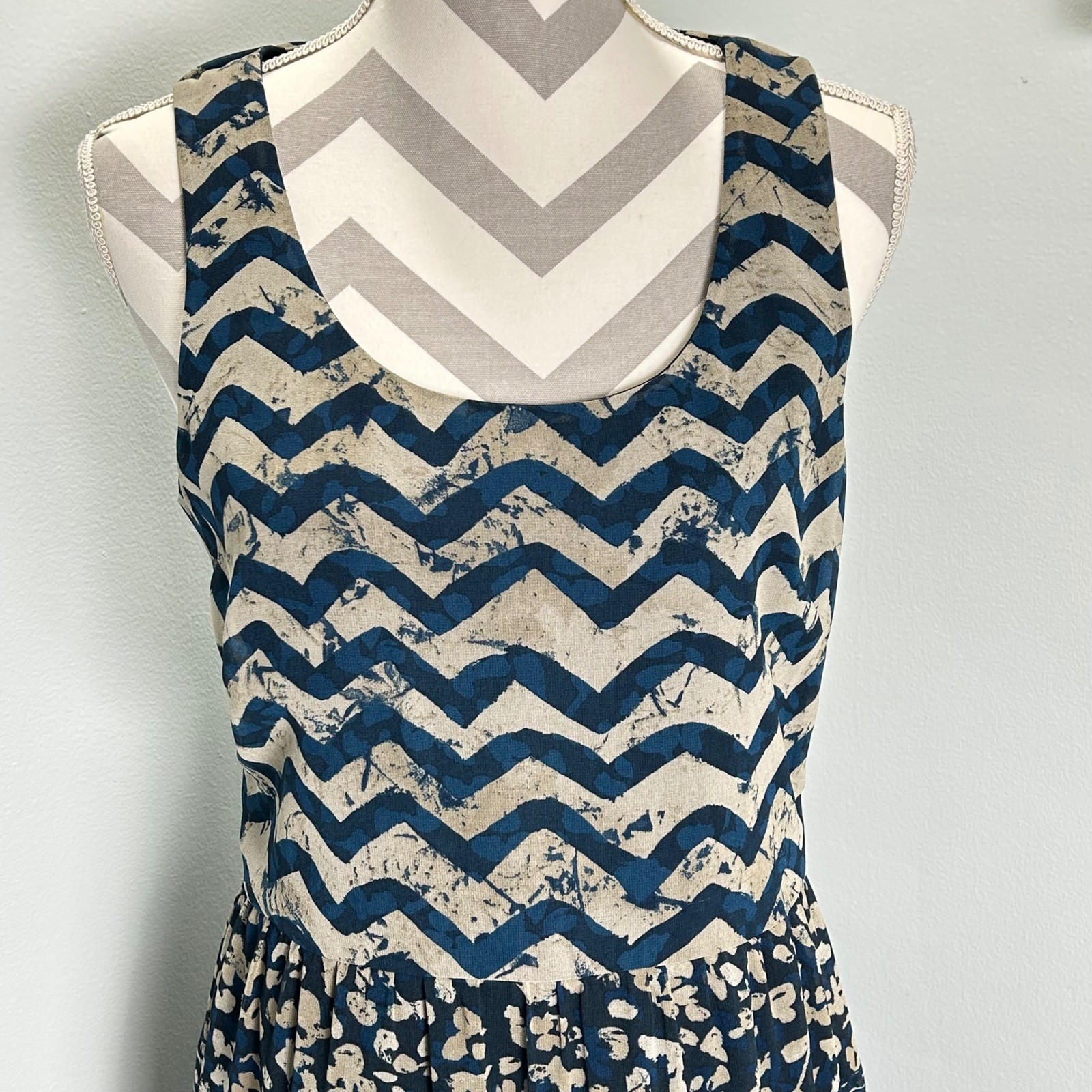 Betsey Johnson Chiffon Navy Teal Tan Womens Dress Sleeveless Chevron Knee Length