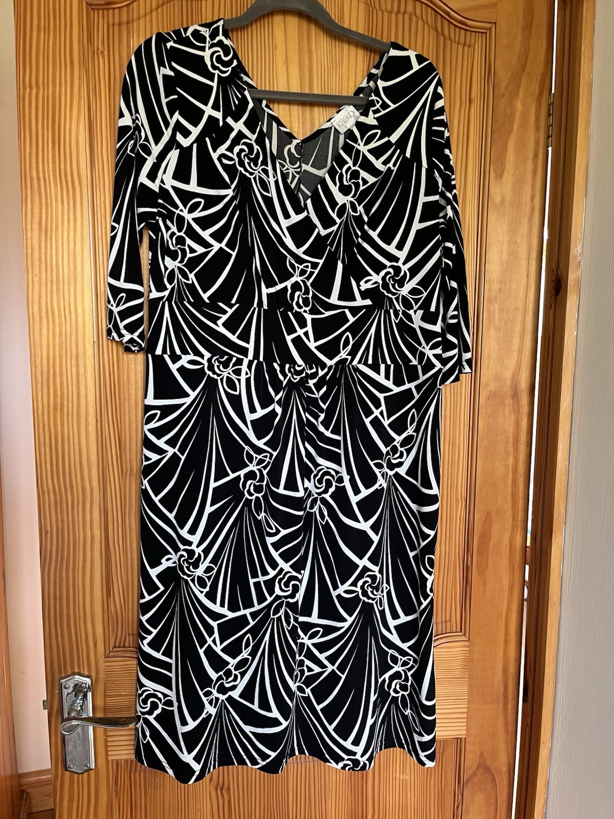 V/Cross Over Top Black & Cream Print Shift Dress. Size 18