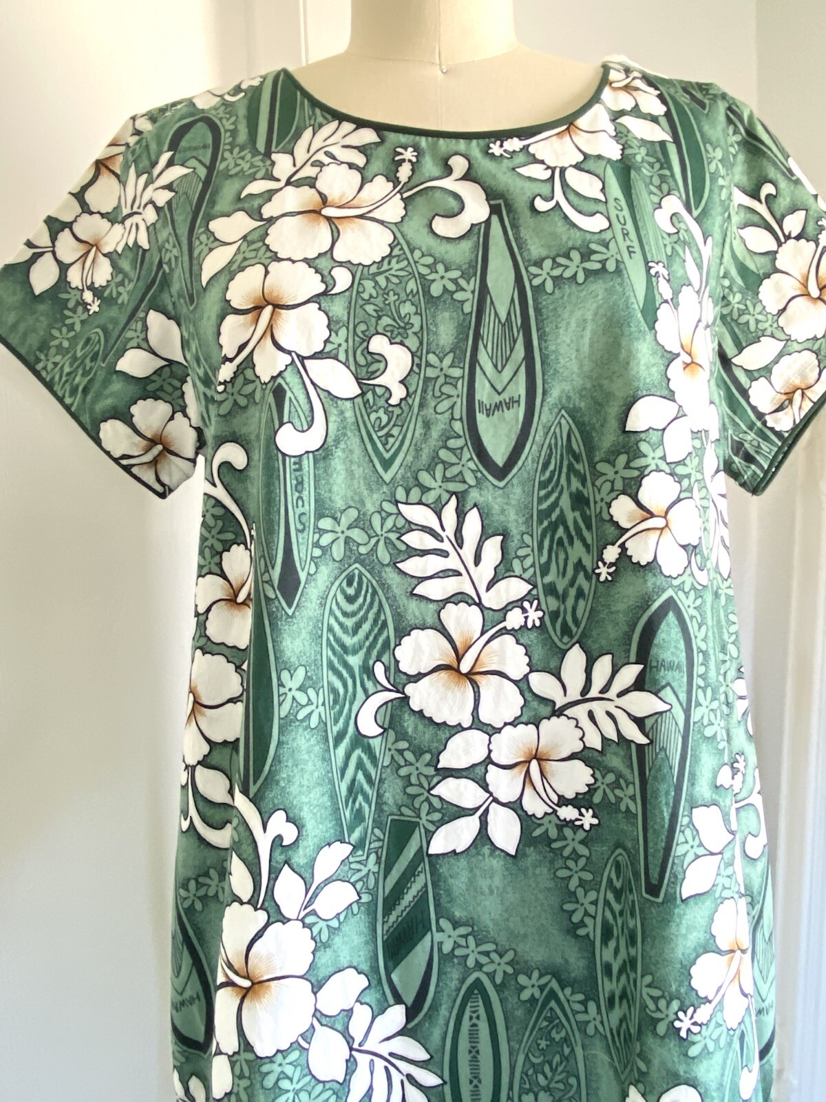 Pristine Vintage Island Aloha Wear Hawaiian Surf hula muumuu dress size large