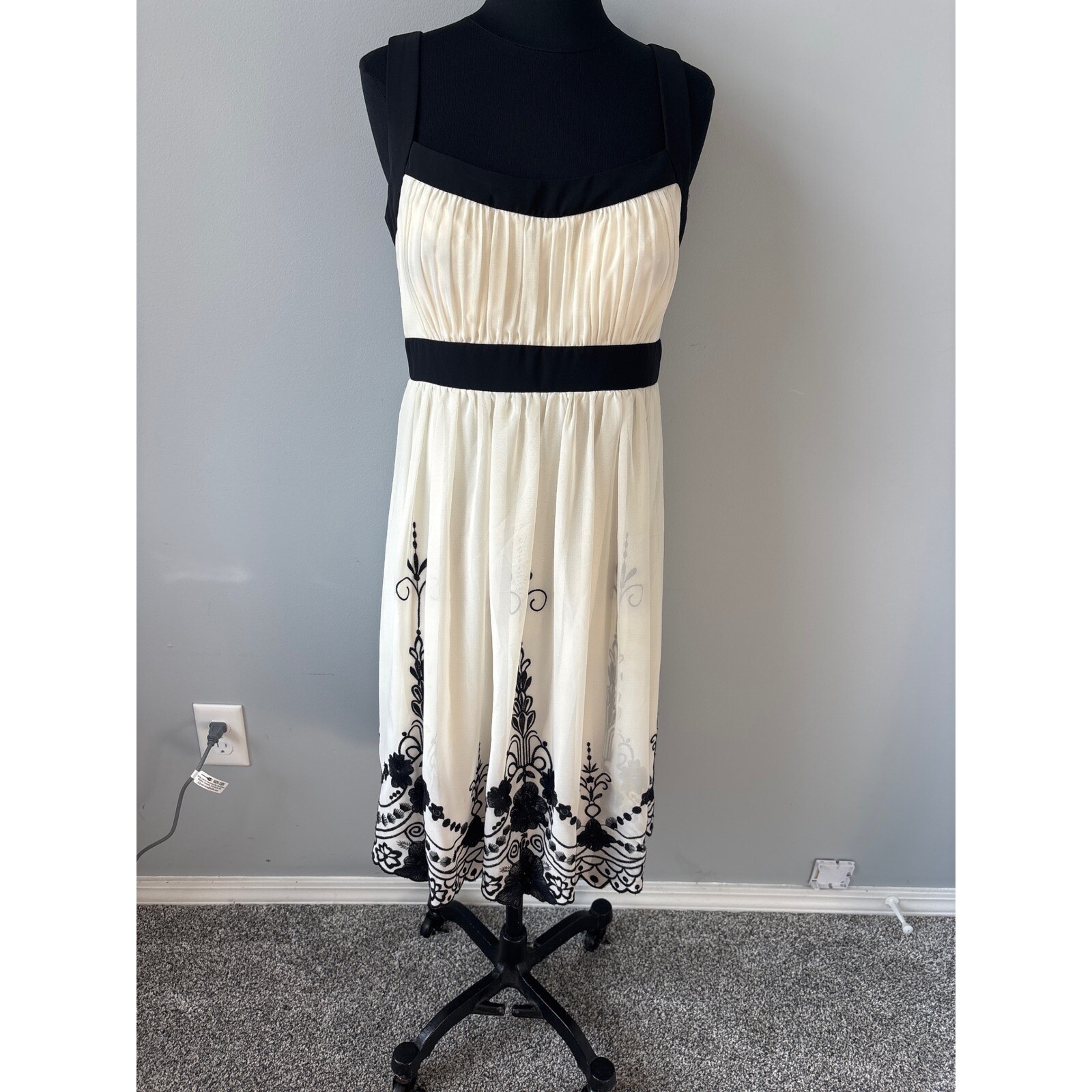 S.L. Fashion Sleeveless Dress Black & White Embroidered Trim Sundress Size 8