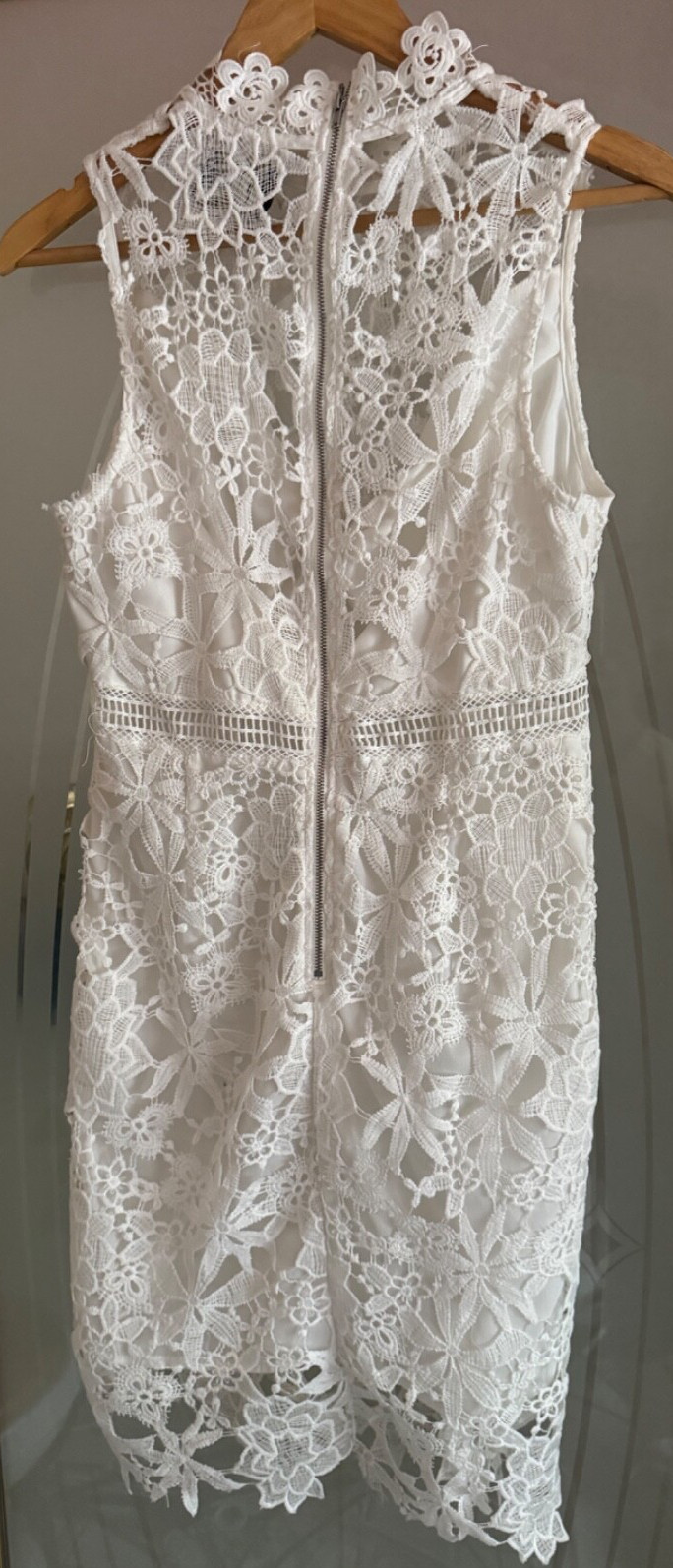 DO+BE SIZE MEDIUM WHITE FLORAL Collar LACE Crochet Overlay Lined Back Zip