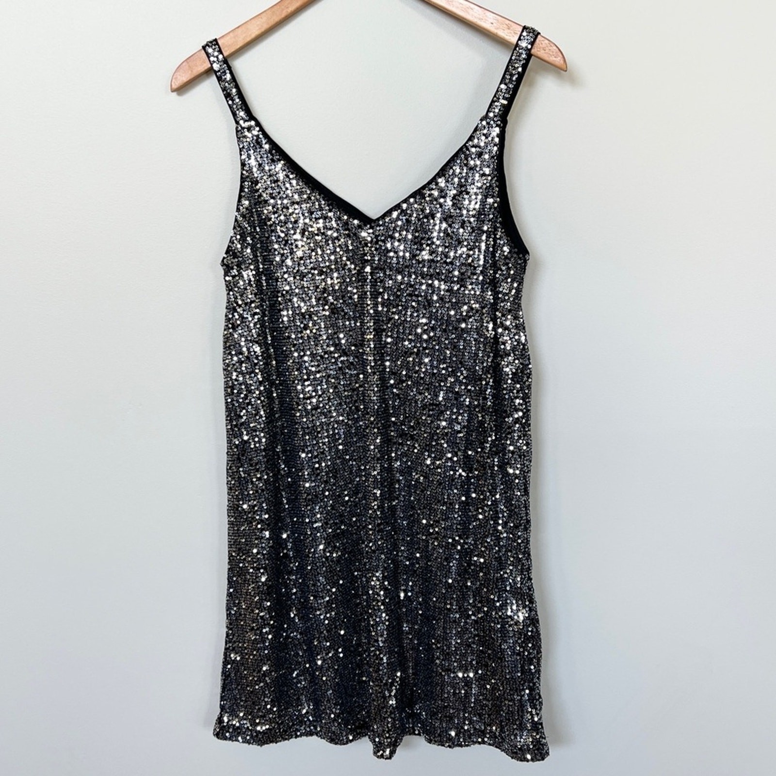 New MIYIEONZ Sequin V-Neck Sparkly Glitter Sleeveless Short Mini Shift Dress M