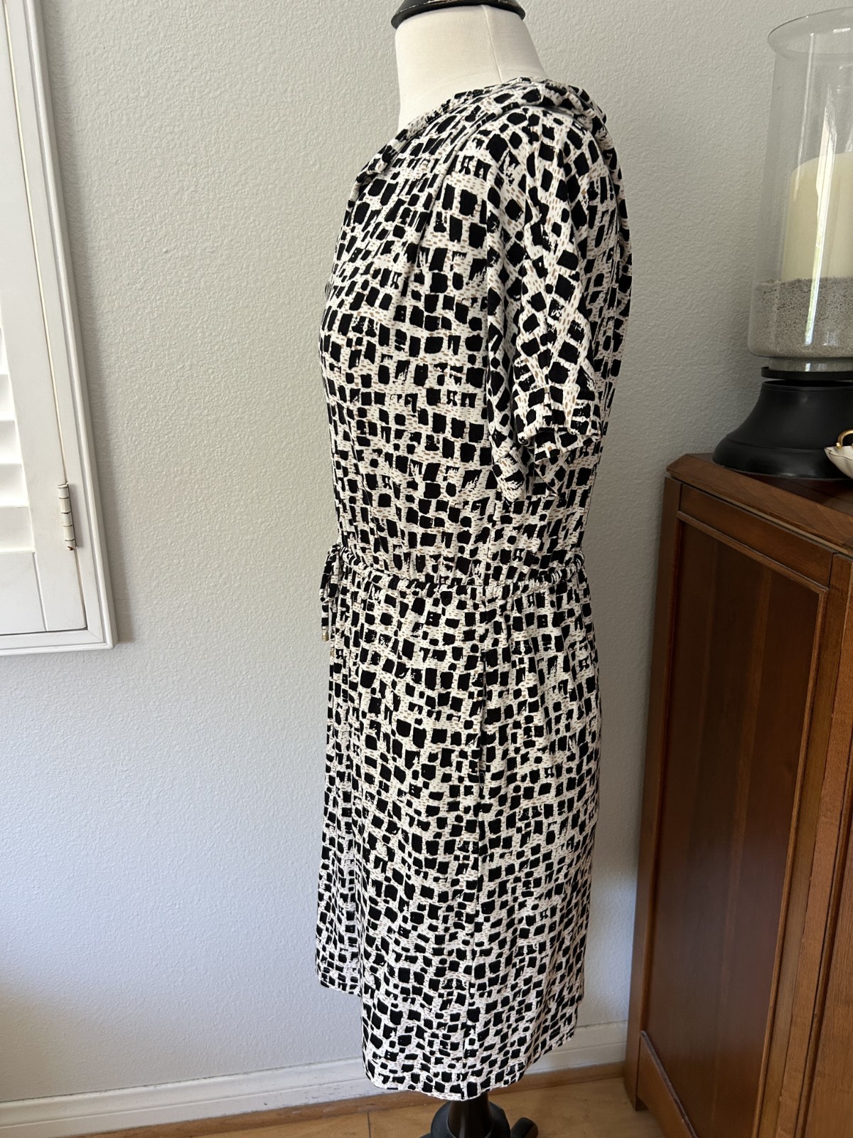 CHICO’S BLACK, WHITE, BEIGE GEOMETRIC DESIGN DRESS TIE WAIST SIZE 1 EUC