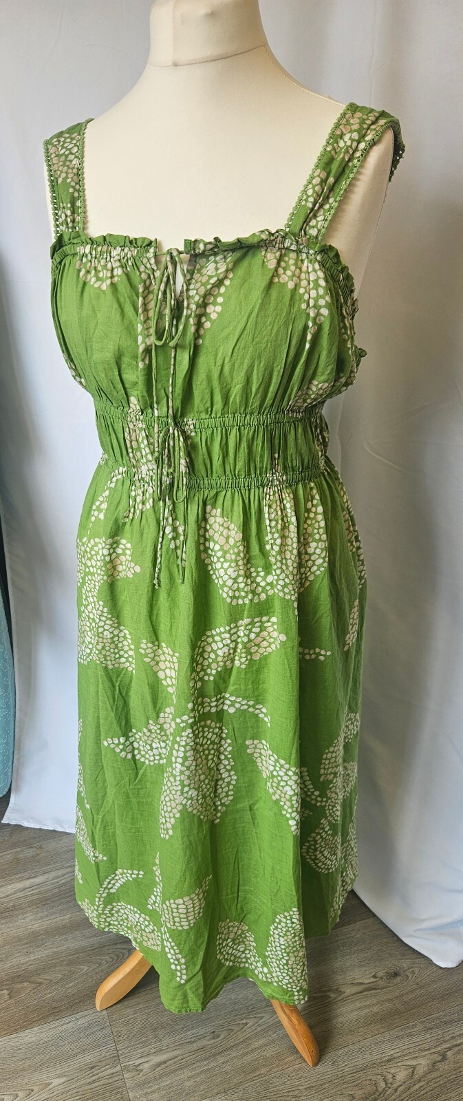 Green Sleeveless Summer Dress with White Leaf Pattern, Size XL