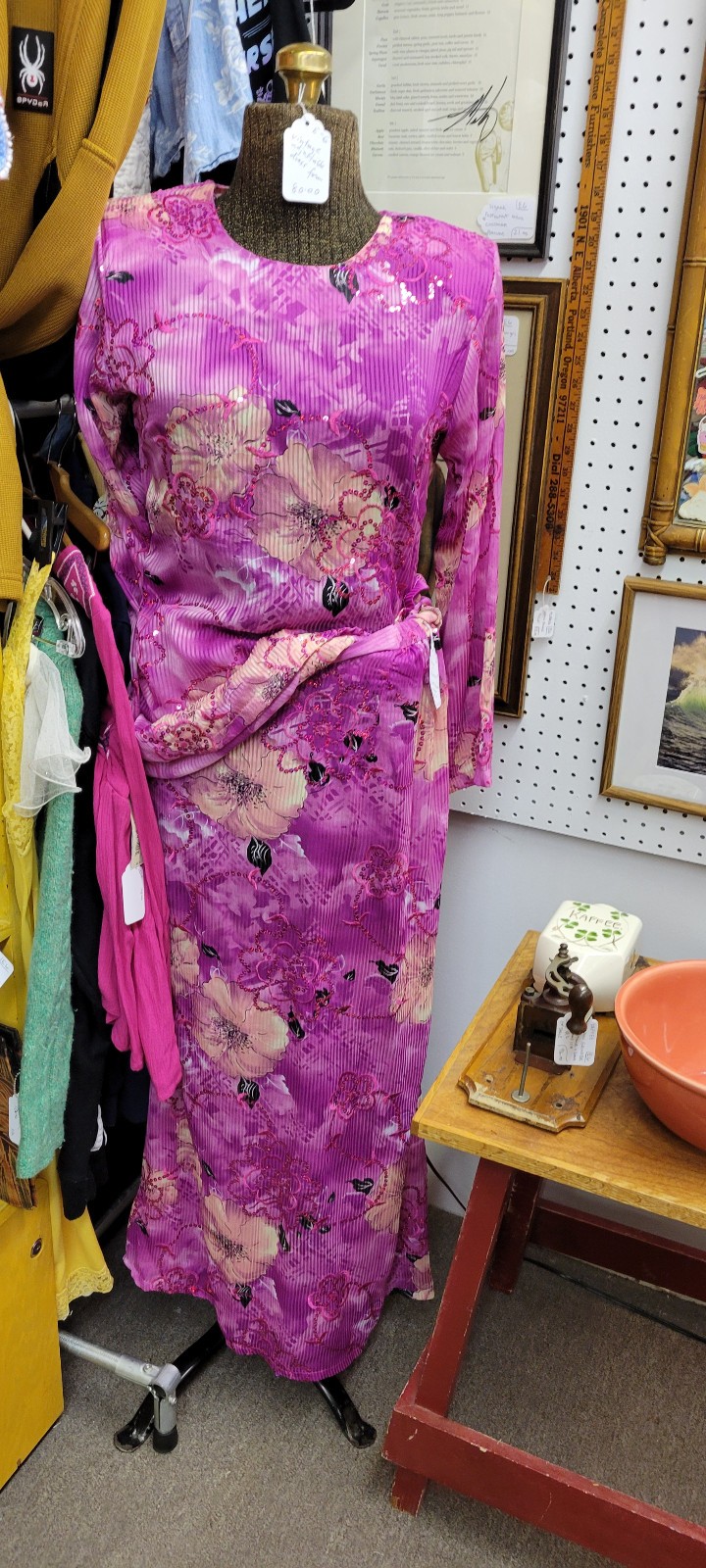 Modern Malaysian baju kurung with sequins.