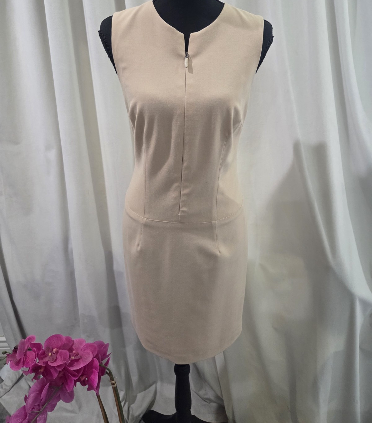 BODy by Victoria Women’s Beige V-Neck Sheath Zip Knee Dress Sleeveless 4