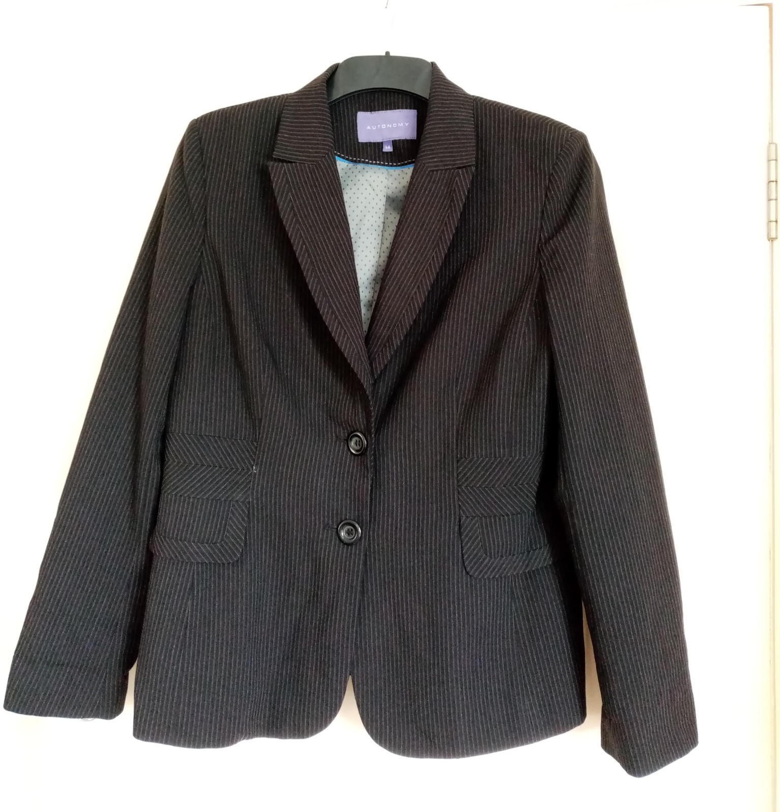 WOMEN BLACK STRIPPED 2 PIECE OFFICE TROUSERS SUIT JACKET. SIZE 14