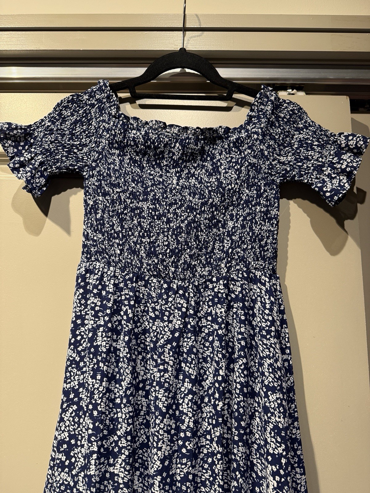 Lulus blue & white floral off shoulder smocked maxi dress – size S – slit – EUC
