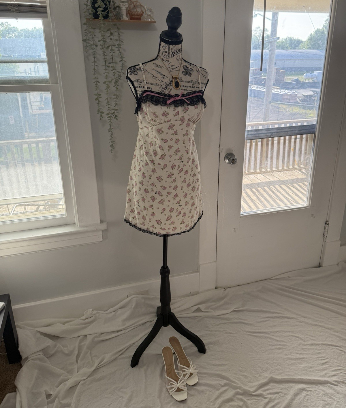 Betsey Johnson white and pink floral babydoll dress with lace trim and bows 🎀