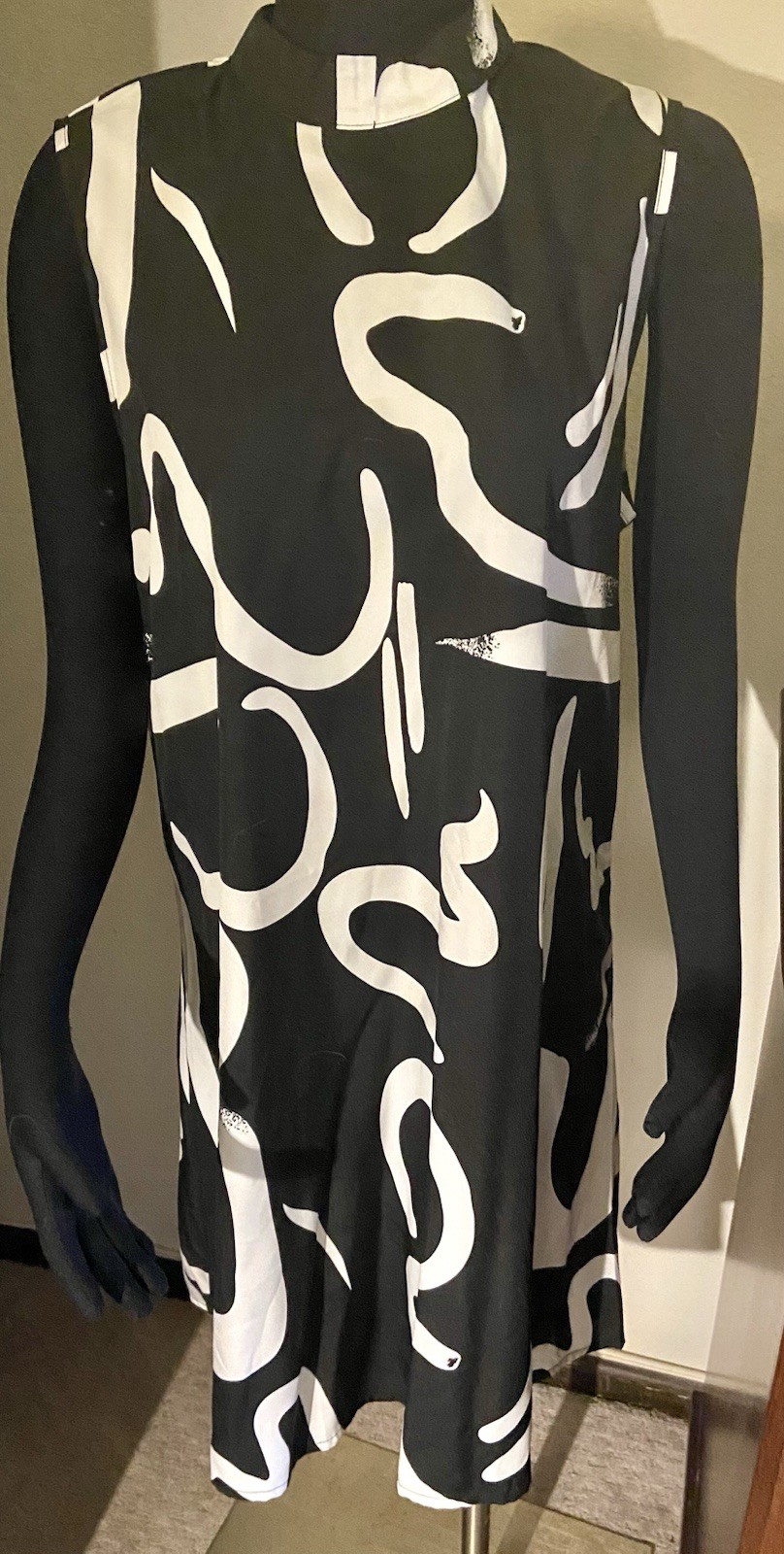 NEW DRESS L Black And White Print Keyhole Neck Machine Washable Poly 40” Bust