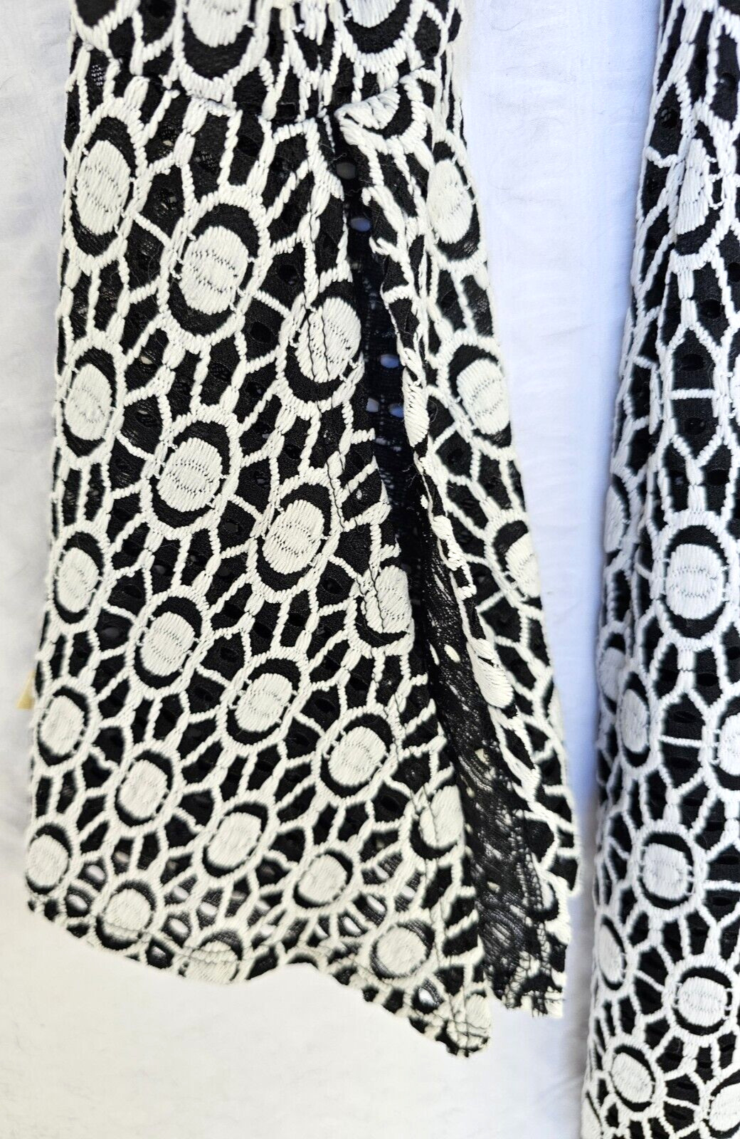 Roz Ali Dress Womens Size Medium Black White Overlay Shift Bell Sleeves LS NWT