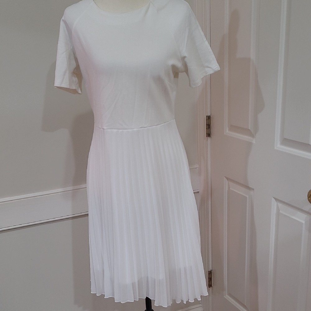 Women’s White Pleated Short-Sleeve Above-the-Knee Dress