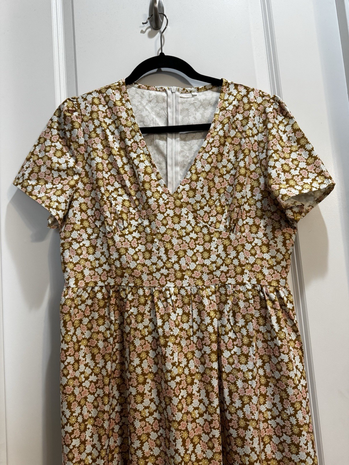 Beige Floral maxi Dress Large Back Zipper Vneck Short Sleeves Slide Pockets