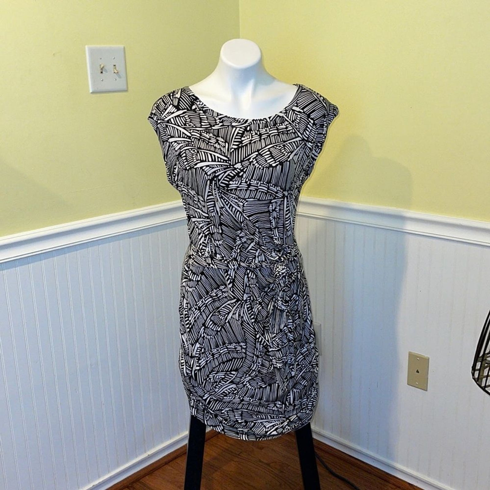 Spense Ladies black and white print sheath dress. Size large.