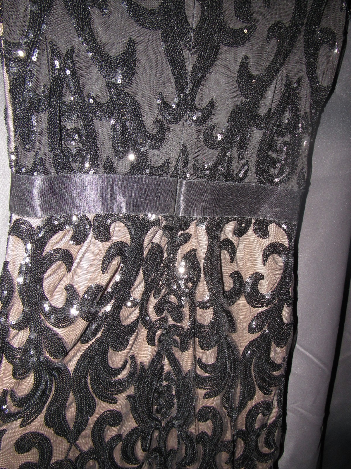 Black/Beige Beaded Sequin Fringe Long Sheath V-Neck Formal Dress Size 6