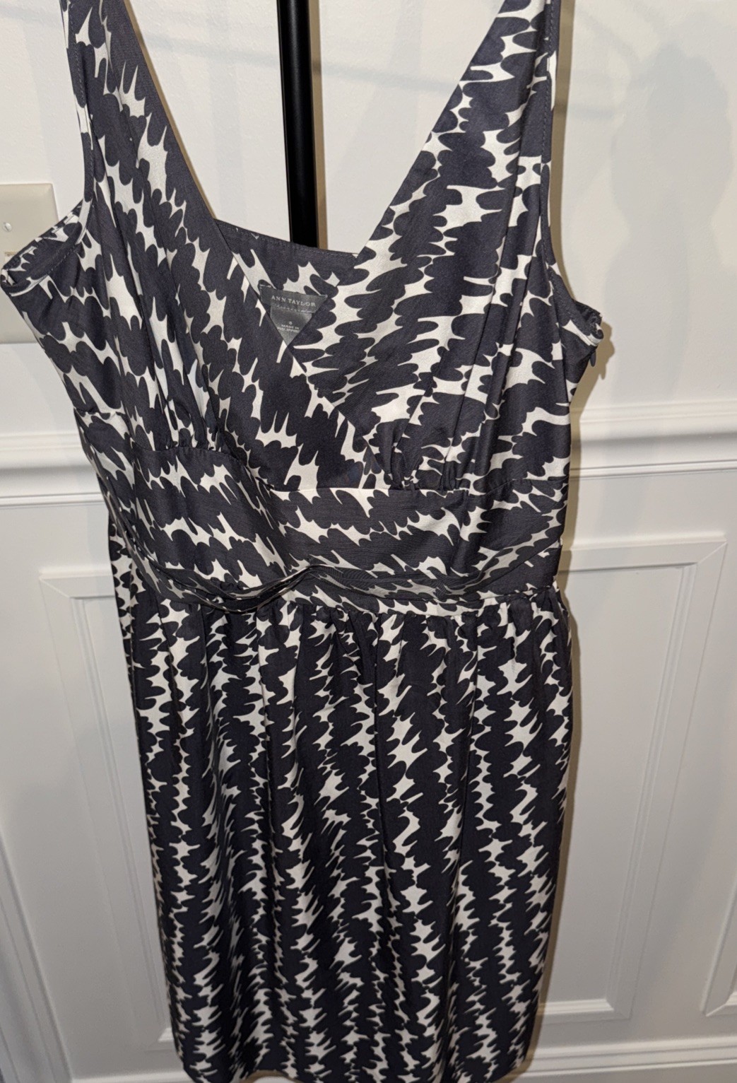 Ann Taylor Silk Black And Cream Design/Size 8 ￼